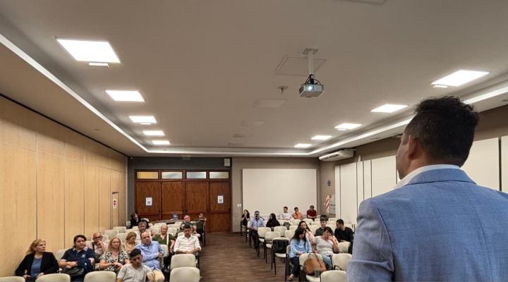 Juan Dandeu presentó su nuevo libro “ProfesionalMente Emprendedor” en la FCE-UNL 