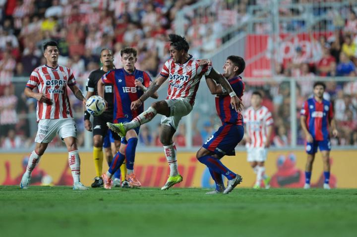 Unión fue mejor que San Lorenzo pero se tuvo que conformar con un empate 