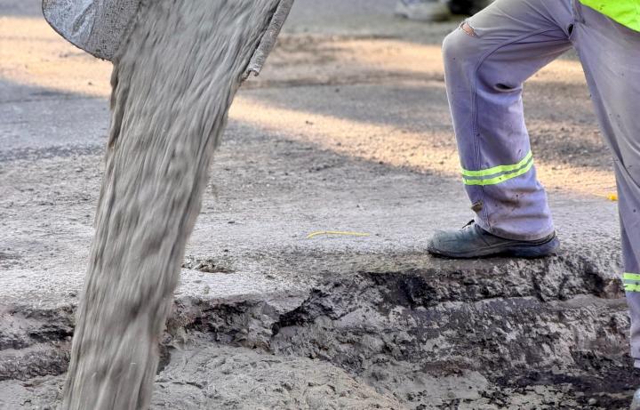 La Municipalidad continúa con trabajos de bacheo en la intersección de Luján y Alvear