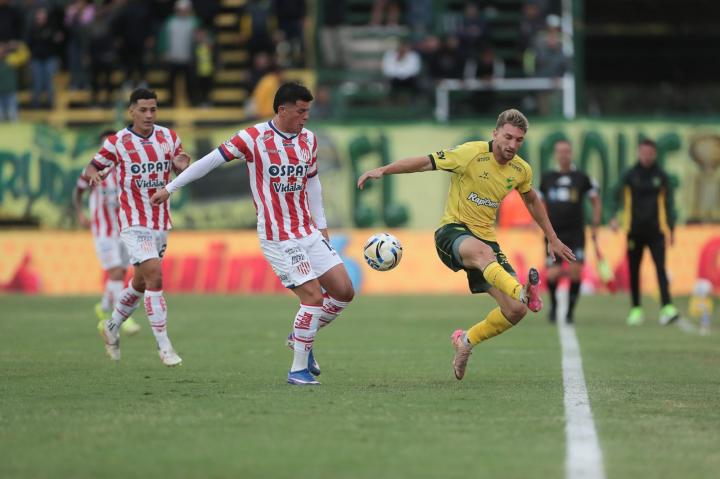 Unión, con un futbolista más durante 55 minutos, perdió 2 a 0 frente a Defensa