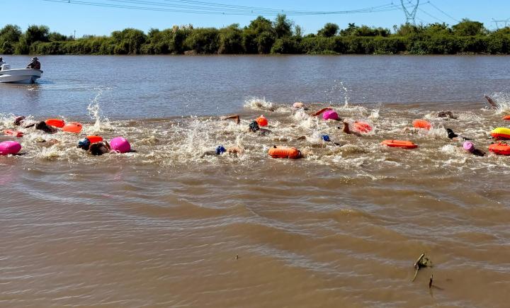 Alrededor de 100 competidores le dieron brillo a la maratón de aguas abiertas 