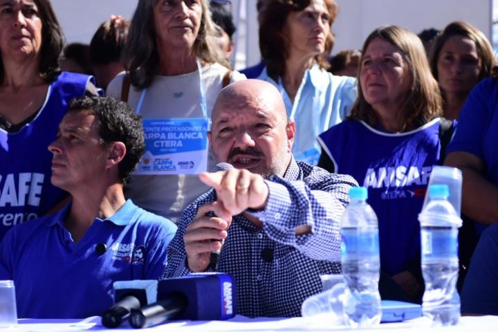 AMSAFE: “Los trabajadores de la educación están por debajo de la línea de la pobreza”