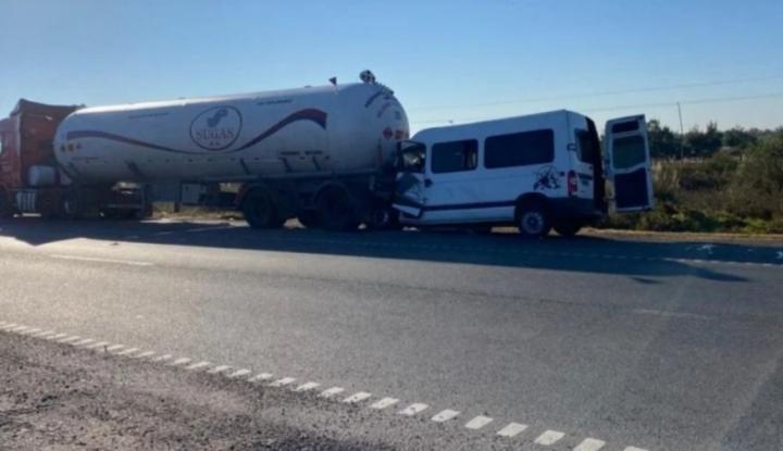 Tragedia vial en Sauce Viejo: murió el conductor de una combi al chocar contra un camión cisterna  