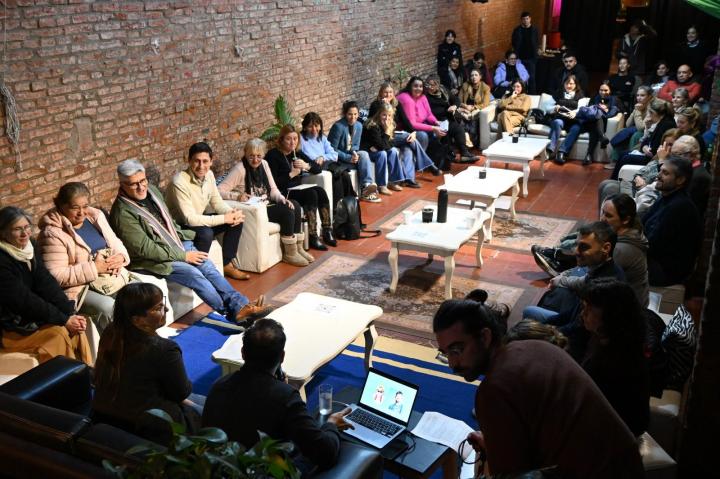 “Criar entre pantallas”: debate abierto en Santa Fe sobre niñez, tecnología y salud mental  