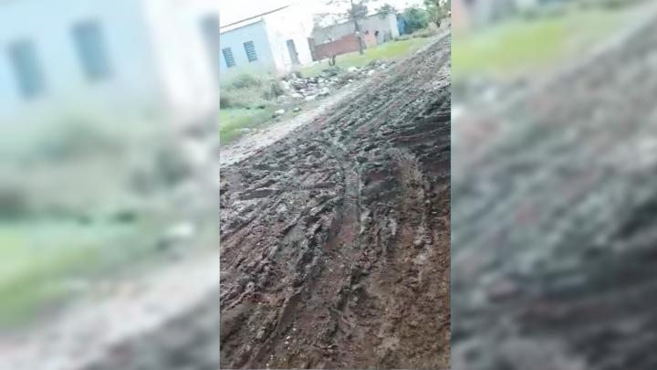 Vecinos de Adelina Centro denuncian calles intransitables y prometen insistir hasta obtener respuestas