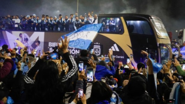 La Selección volvió del Mundial: multitud en Ezeiza, micro descapotable y un emotivo recibimiento