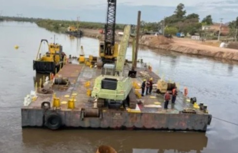 Nuevo puente Santo Tomé-Santa Fe: una barcaza gigante ya opera sobre el río Salado para construir los últimos pilotes