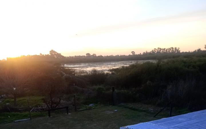 Vecinos de Barrio Las Vegas alertan por una laguna que podría inundar unas 100 familias antes del pico de El Niño