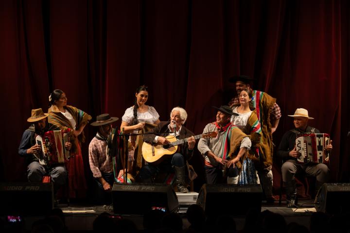 Orlando Vera Cruz tuvo su “Reencuentro” con un Teatro Municipal de Santa Fe colmado de público.