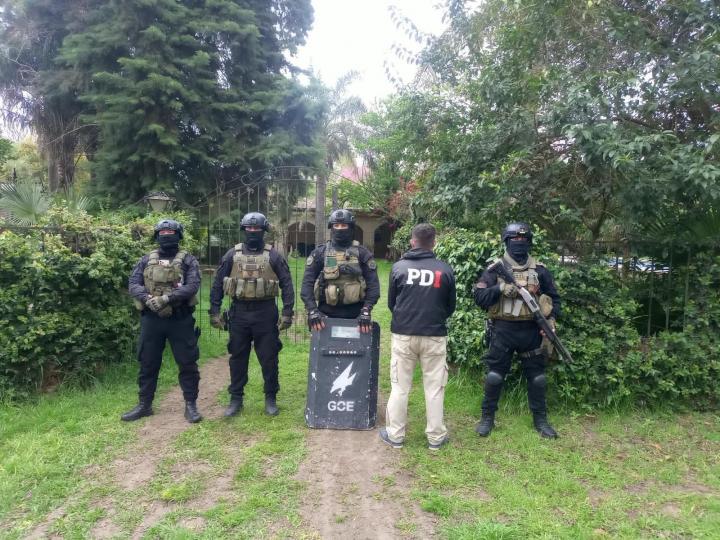 La PDI realizó un allanamiento en Sauce Viejo y detuvo a una pareja por amenazas con arma de fuego en Santo Tomé