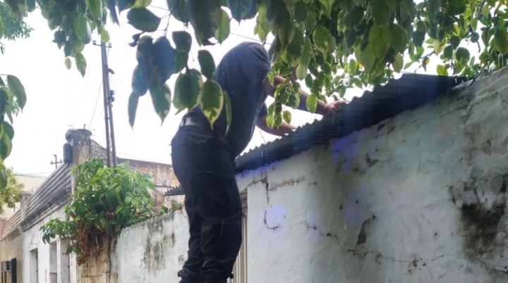 Necochea al 1.900: policías ingresaron por los techos para auxiliar a una mujer encerrada que requería asistencia médica
