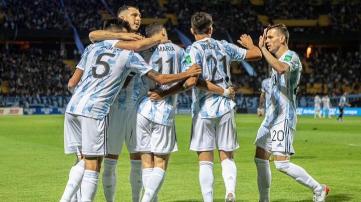 Argentina, sin que le sobre nada, derrotó a Uruguay en Montevideo y espera por Brasil