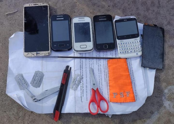 Detienen a un hombre de 32 años que portaba una sevillana y una mochila con 6 teléfonos móviles