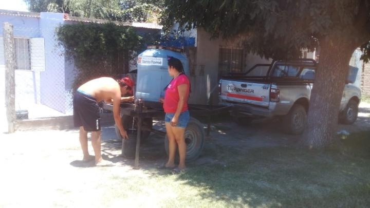 Falta de Agua: suman un tanque de 500 litros en Lisandro de la Torre y Seguí de Barrio Las Vegas