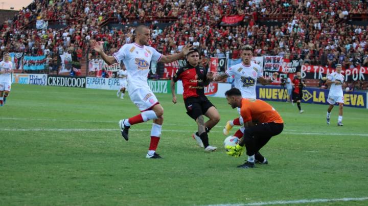 Colón lo dio vuelta y le ganó a Barracas 