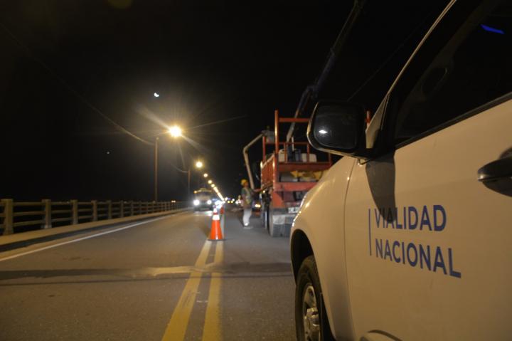 Trabajos de iluminación en el puente carretero