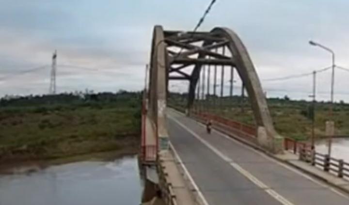 Agentes de policía evitan el suicidio de un joven en el Puente Carretero