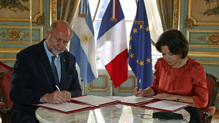 El gobernador Perotti en la firma del acuerdo