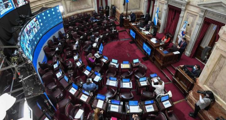 Se aprobó la ley que posterga un mes las PASO y las elecciones generales, en una accidentada sesión del Senado
