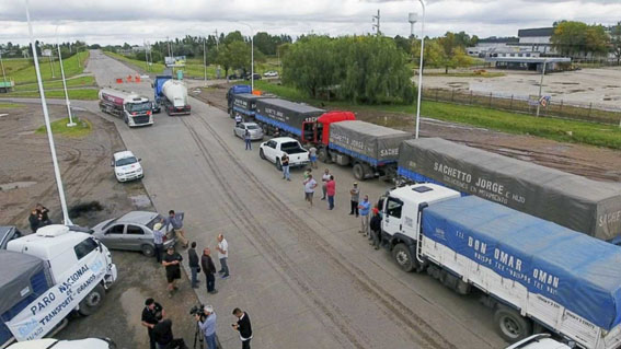 El transporte de cargas advirtió que se agrava la falta de gasoil: alertan por sobreprecios en el interior