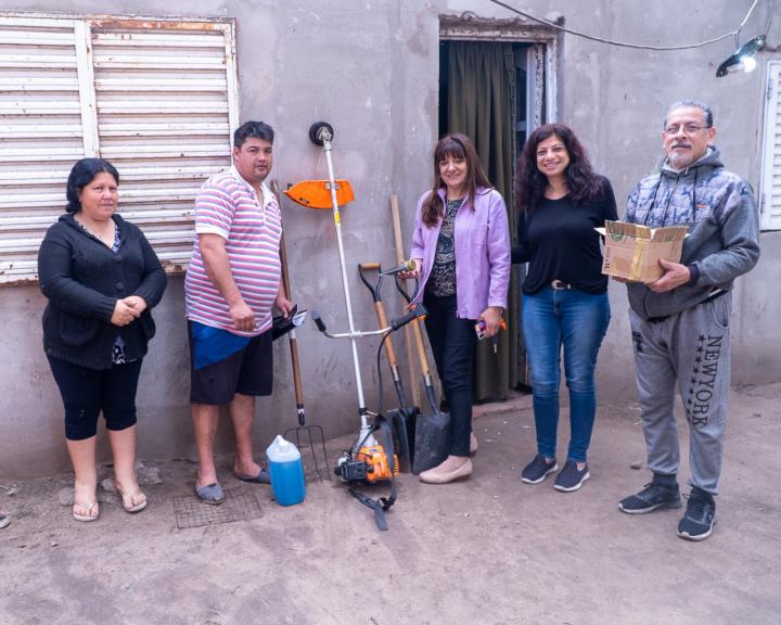 Gabriela Solano entregó herramientas a la cooperativa de Costa Azul 