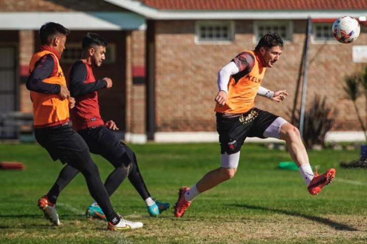 Colón vuelve a los entrenamientos ya pensando en Barracas Central 