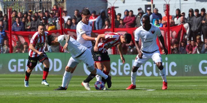 Colón jugó muy mal y perdió 1-0 con Barracas Central