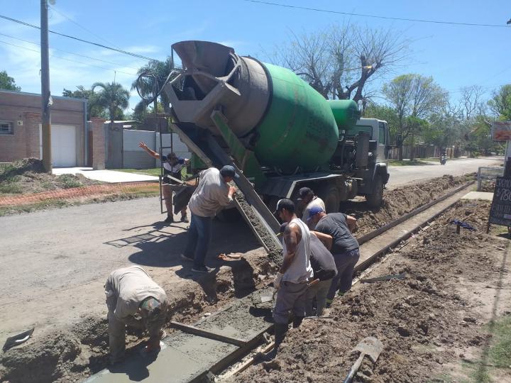 Sauce Viejo: se hormigonó la primera etapa de cordón cuneta en barrio Adelina Este