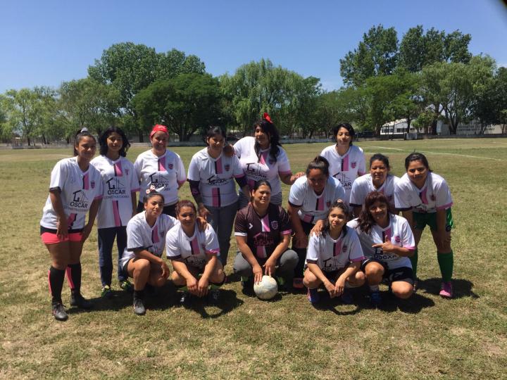 EL Club de Veteranos convoca a jugadoras de fútbol para conformar  sus planteles femeninos