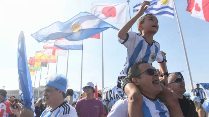 Primer banderazo de hinchas argentinos en el caluroso mediodía de Qatar