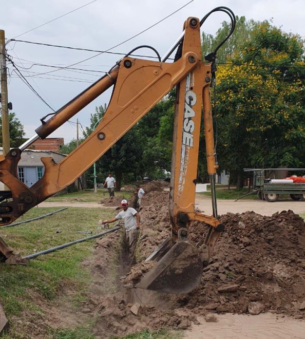 Continúan los trabajos de extensión de la red de agua potable en la Adelinas