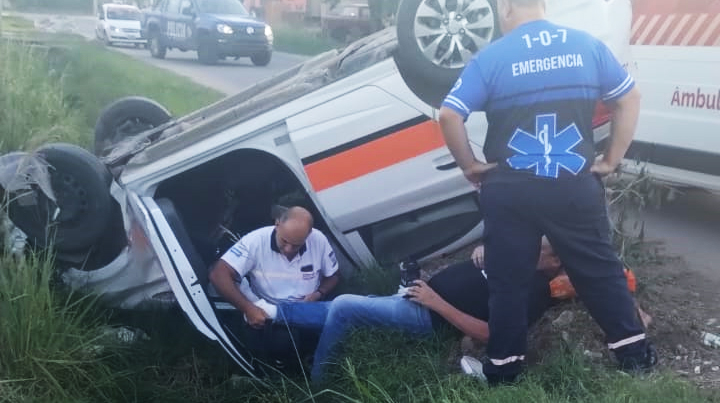 Espectacular accidente en Luján al 4.600: un remis volcó y cayó a un zanja