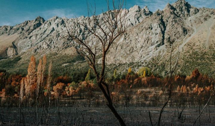 La muestra de fotoperiodismo “Territorios y Resistencias” sobre el impacto de la crisis climática en Argentina, llega a Santa Fe. 