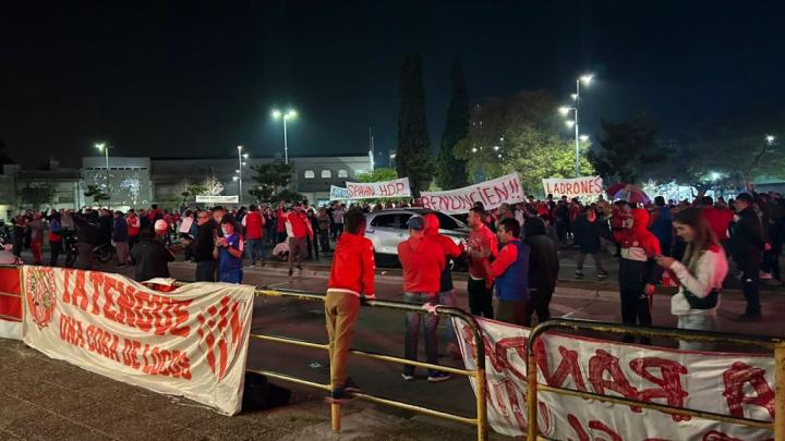 Con mensajes contra la dirigencia, los hinchas de Unión se manifestaron en la sede 