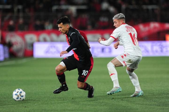 Huracán aprovechó los errores de Colón y el Sabalero perdió 2-1