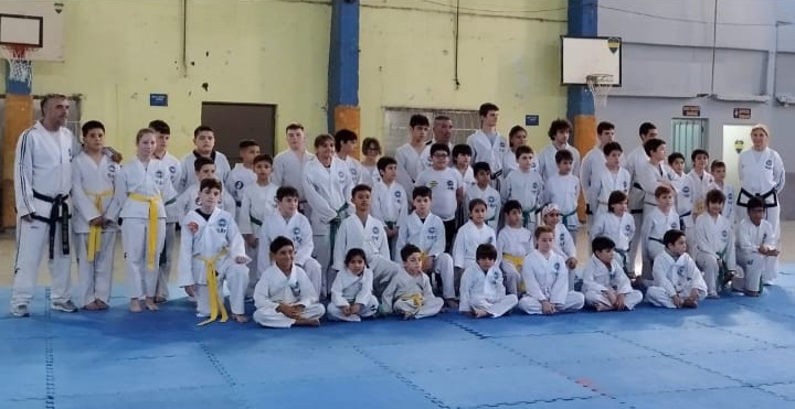 Taekwondo:  Encuentro de combate deportivo en el Club Alianza 