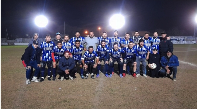 Fútbol senior: Atenas ganó y es puntero del campeonato 