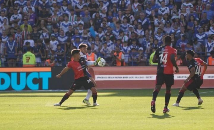 Colón cayó 3-1 frente a Vélez y jugará un desempate por la permanencia frente a Gimnasia 