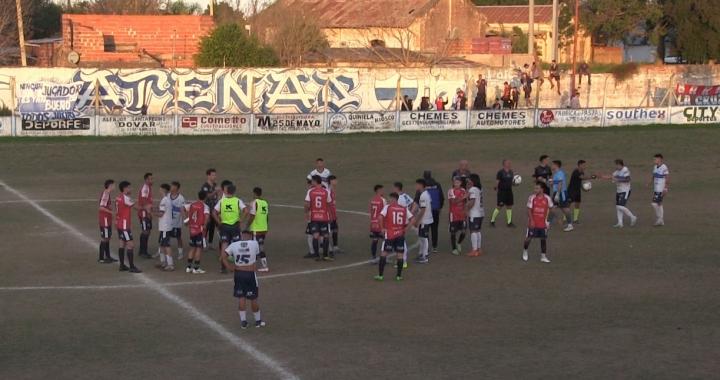 El saludo de ambos planteles una vez finalizado el partido