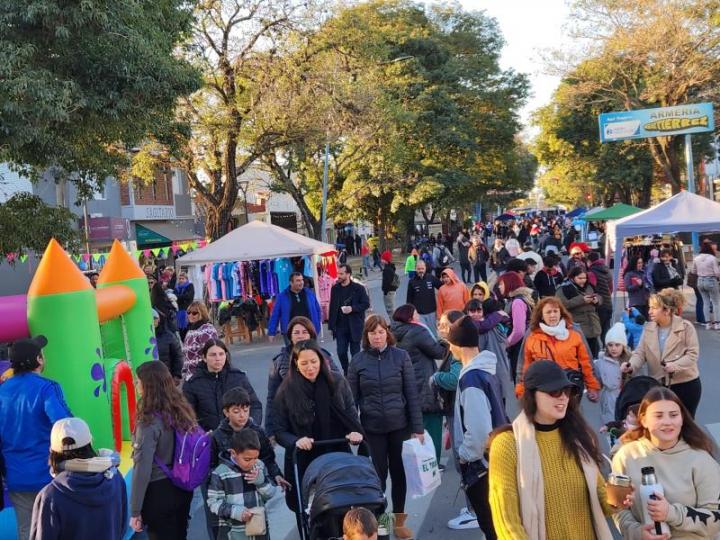 Una gran cantidad de vecinos disfrutó en Av. Luján de la 5ª edición de la Feria Comercial