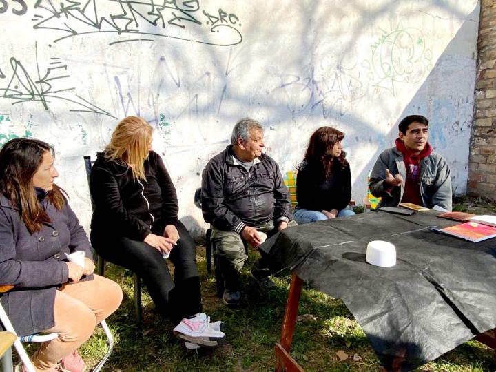 Gabriela Solano y su equipo capacitan en los barrios para la conformación de consorcios