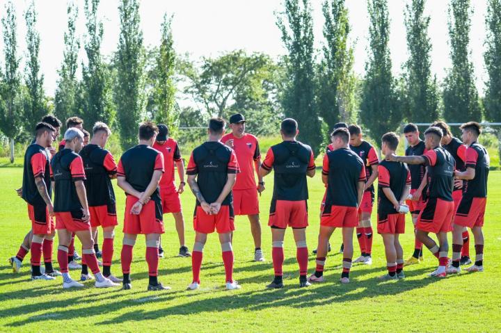 Delfino, con dudas en el once de Colón para enfrentar a Mitre