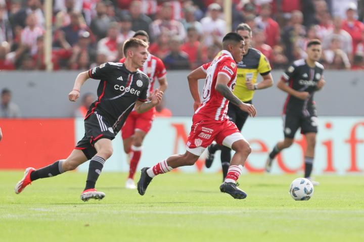 Unión empató 0 a 0 con River  y no pudo alcanzar la cima de la tabla