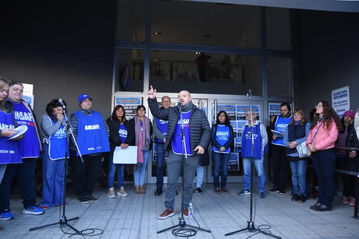 Los docentes de escuelas públicas se concentraron frente a la obra social IAPOS