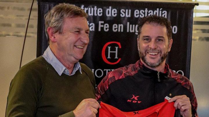 De Paoli fue presentado oficialmente como nuevo DT de Colón