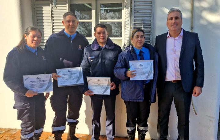 El Concejo distinguió a los inspectores municipales que salvaron la vida de una bebé