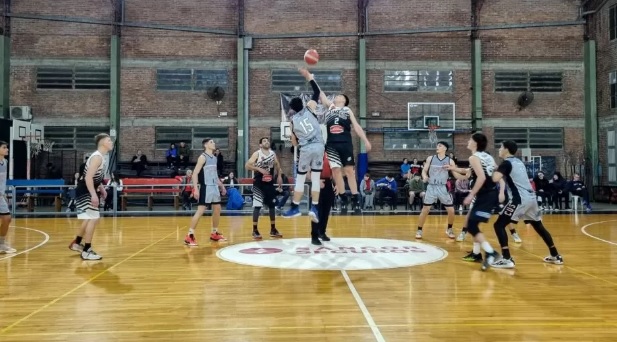 CUST cayó ante Almagro “A” por el Torneo Clausura de A1.  Foto: BasquetBoleando.