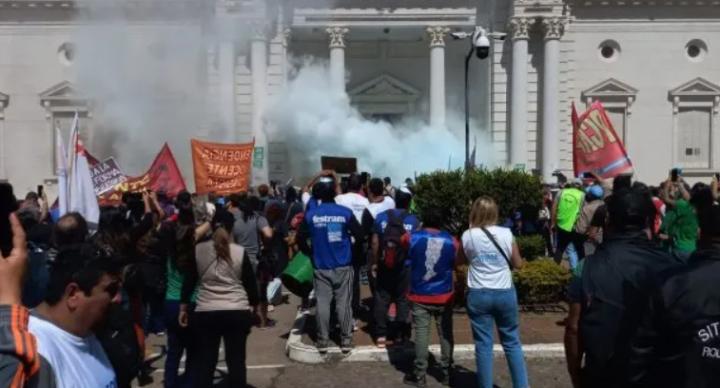 Graves disturbios en la Legislatura después de que aprobaran la reforma previsional