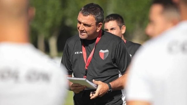 Diego Osella piensa en el equipo para el partido del sábado