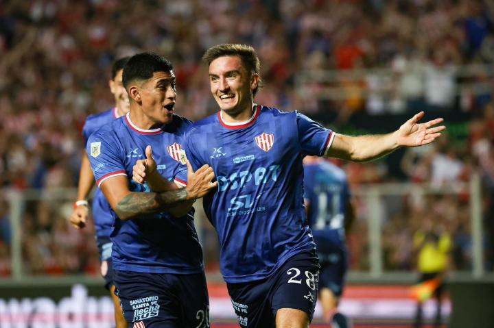 Unión superó 2-0 a Newell's y vuelve a ilusionarse